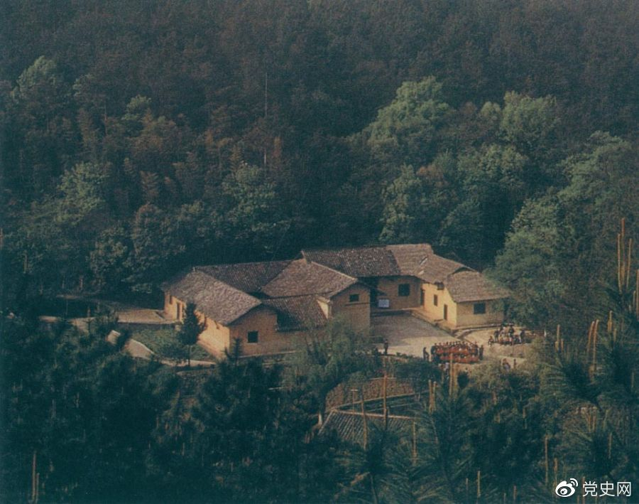 毛澤東故居——湖南省湘潭縣韶山?jīng)_上屋場。1893年12月26日，毛澤東在這里誕生。